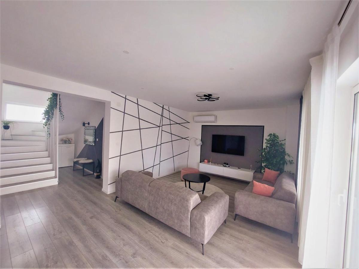 Murvica  Villa Tia With Heated Pool & Jacuzzi מראה חיצוני תמונה
